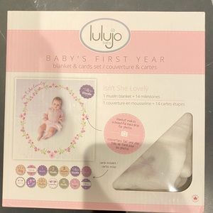 LULUJO Baby’s first year blanket and cards set